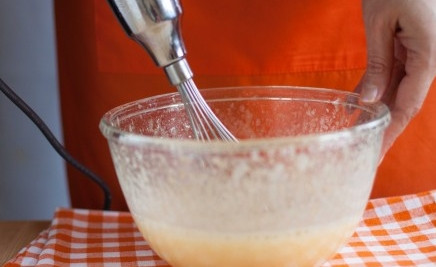 1. Этап. Постное суфле: Смешайте фруктовое пюре с соком и желатином, взбейте для пышности миксером.