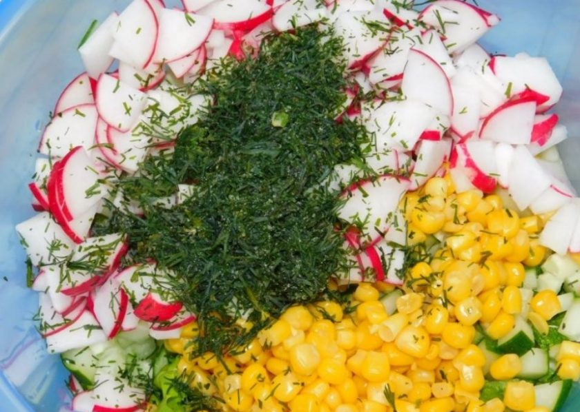 1. Этап. Овощной салат с кукурузой: А также измельченный укроп и кукурузу. Заправьте салат майонезом и подавайте к столу.