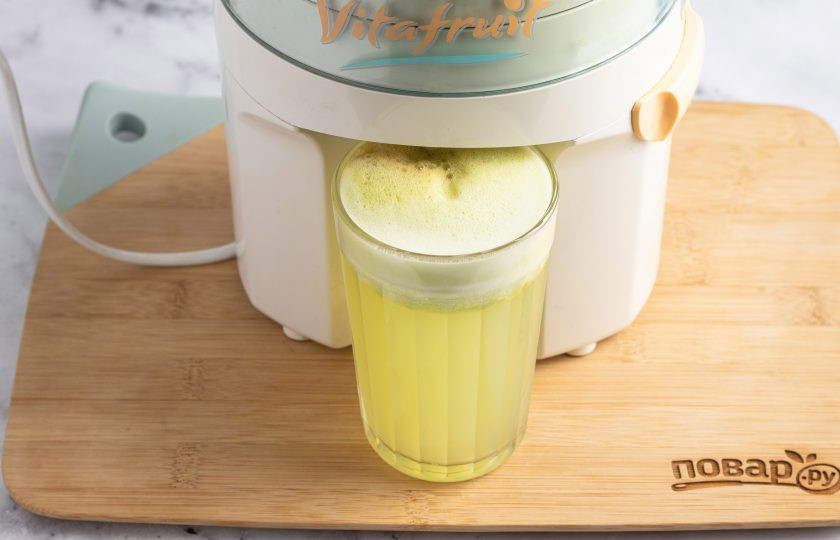 1. Этап. Свежевыжатый сок из сельдерея и яблок: Пропустите через соковыжималку яблоки, затем стебли сельдерея.