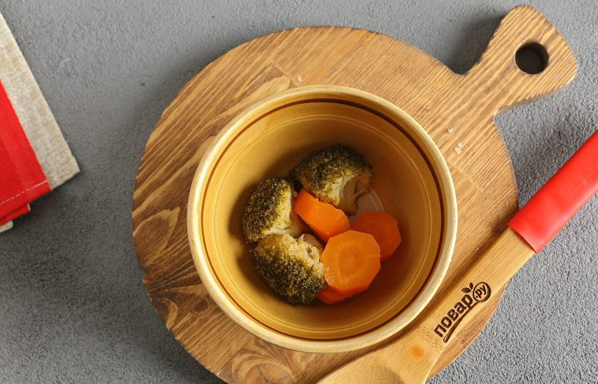 1. Этап. Овощное пюре для грудничка: Приготовьте овощи на пару в течение 15-20 минут (до мягкости).