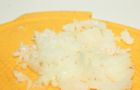 1. Этап. Рыбные котлеты из горбуши: Репчатый лук чистим и измельчаем.