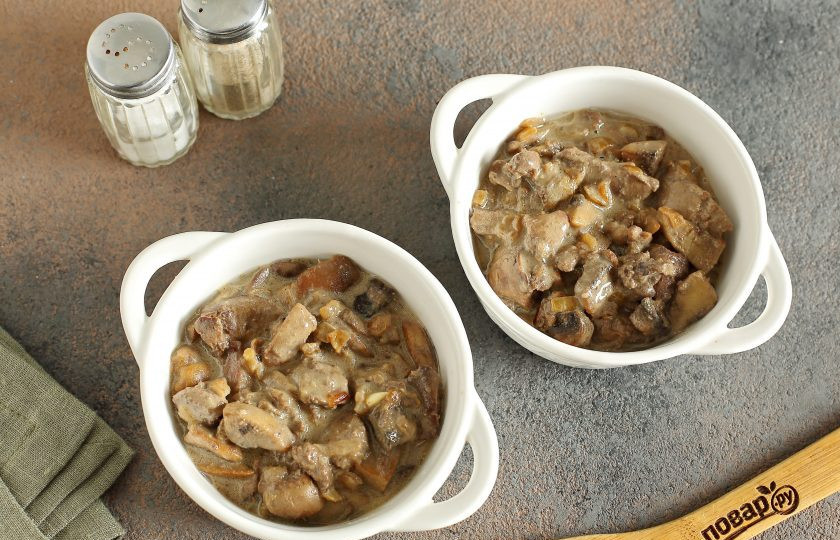 1. Этап. Жульен из куриной печени: Разложите содержимое сковороды по кокотницам, можно приготовить и в одной большой жаропрочной форме.