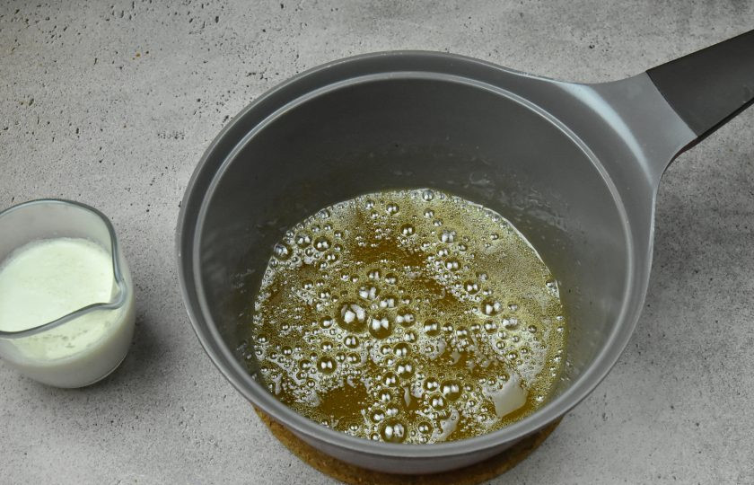 1. Этап. Торт Медок: Поставьте сотейник на огонь чуть выше среднего и варите смесь, слегка покачивая сотейник для растворения сахара (не мешайте смесь).