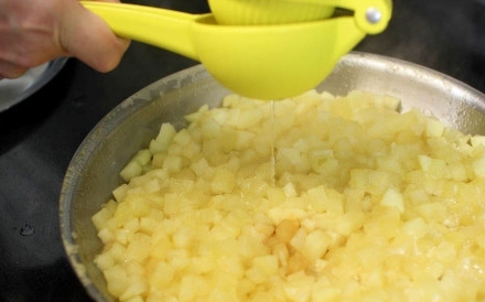 1. Этап. Булочки с начинкой: 8. В конце, чтобы оттенить вкус, можно добавить сок лимона. Все, начинка готова. Снимите с огня и дайте ей хорошо остыть.