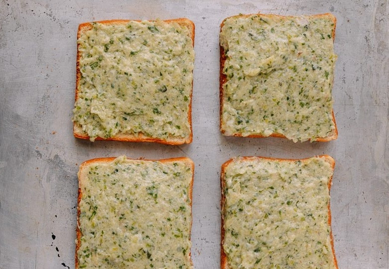 1. Этап. Гренки с креветками по-китайски: 3. Выложите полученную смесь на хлеб и размажьте.