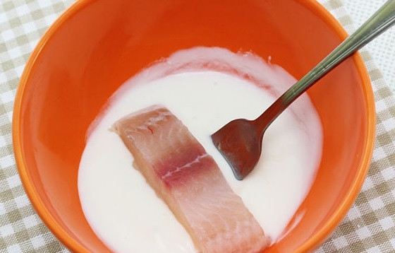 1. Этап. Рыбные наггетсы: 3. Филе рыбы порежьте кусочками - наггетсами. Каждый кусочек опустите в йогурт или майонез.