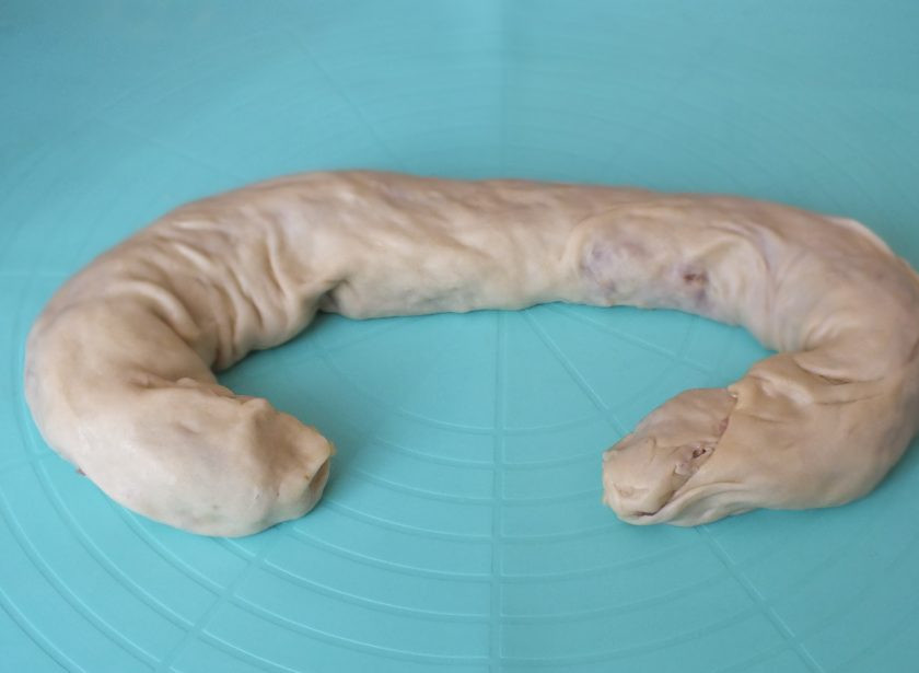 1. Этап. Бурма с мясом в духовке: Края рулета защипните. Повторите весь процесс с оставшимися двумя частями теста и фарша.