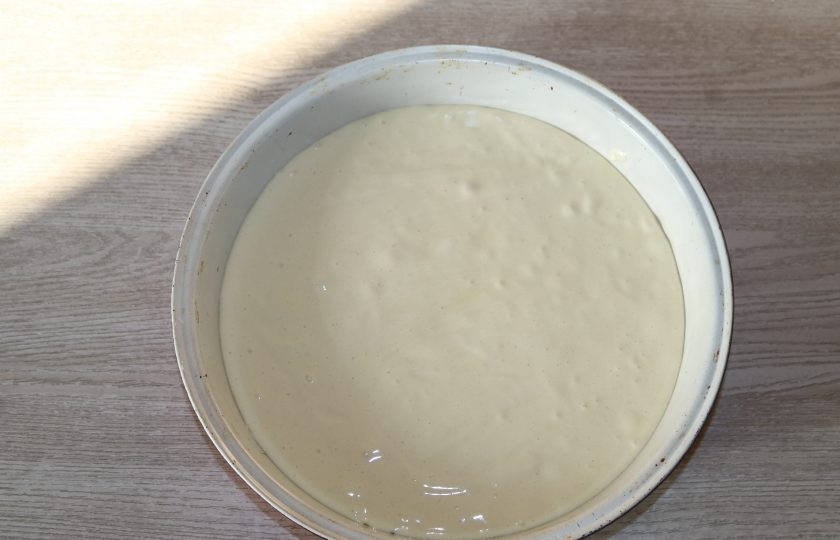 1. Этап. Воздушный медовик: Дно формы застелите бумагой для выпечки. Выложите тесто. Отправьте в разогретую до 180 градусов духовку.