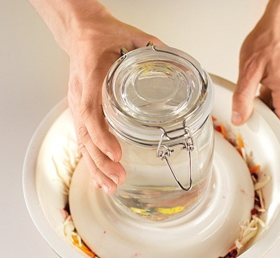 1. Этап. Маринованная капуста с клюквой: 5. Осталось дело за малым - залить капусту маринадом, поставить под пресс и выждать хотя бы пару дней. Впрочем, попробовать капусту можно уже через сутки (при необходимости). Очень яркая закуска к вашему столу готова!