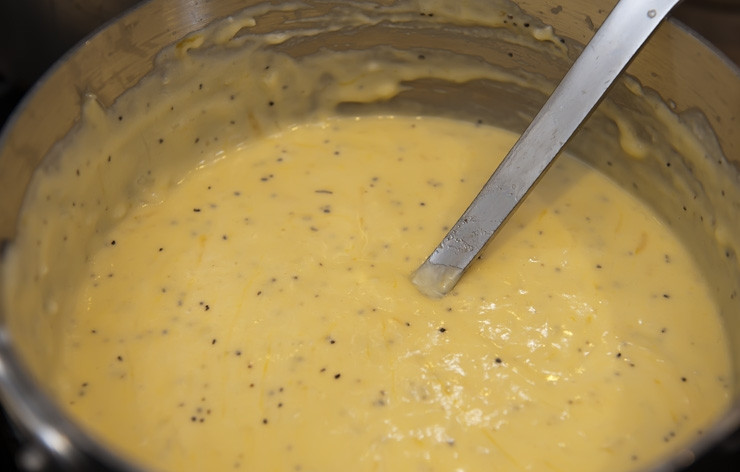 1. Этап. Макаронная запеканка: Перемешиваем сыр, пока он не расплавится. К этому моменту макароны должны уже свариться.