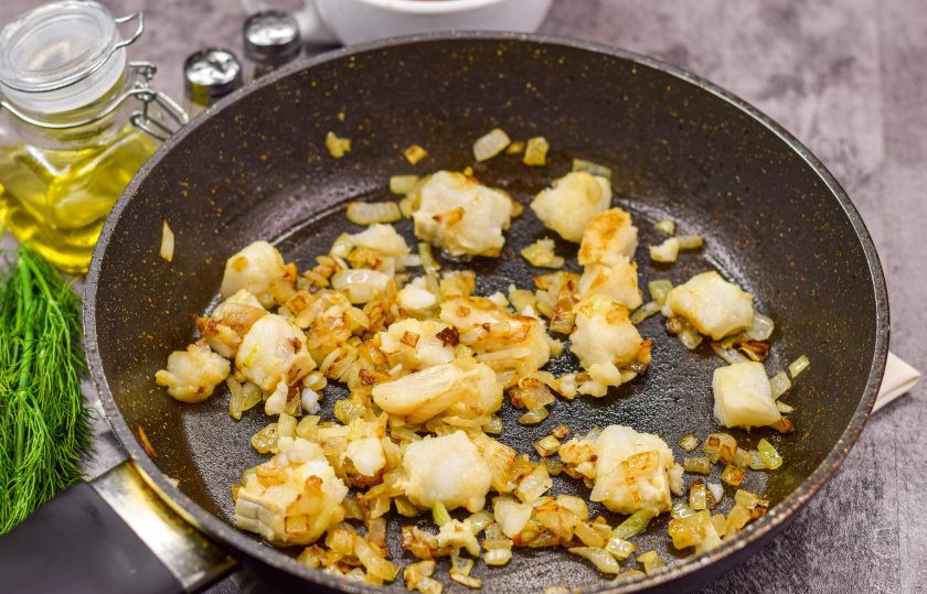 1. Этап. Паста с филе минтая: В сковороде разогрейте масло, выложите лук и жарьте несколько минут. После добавьте к луку рыбу и жарьте еще 3-4 минуты.