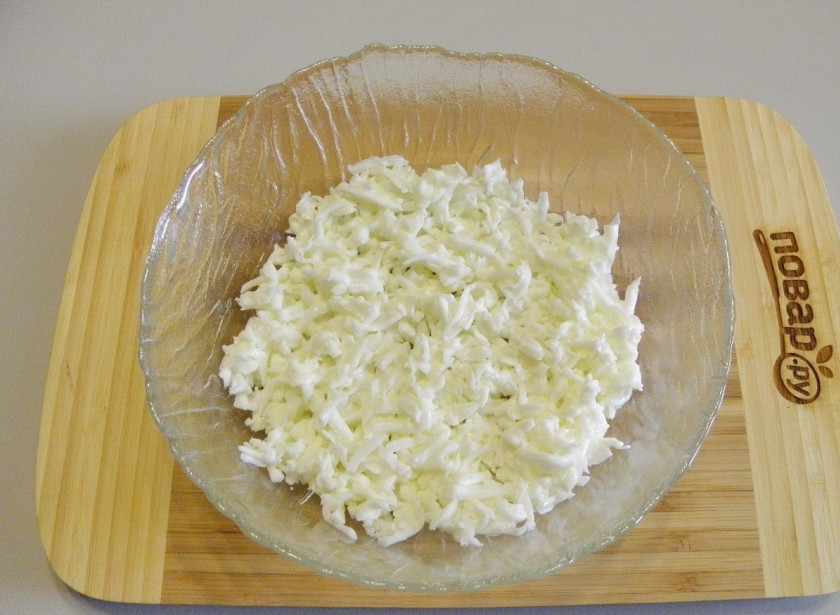 1. Этап. Салат Мимоза новогодний: Отделите желтки от белков. Они понадобятся для разных слоев салата. Первым выкладывайте белковый слой, белки же предварительно натрите на крупной терке.