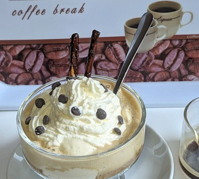 1. Этап. Десерт Аффогато 2: Количество сливок и эспрессо можно регулировать на свой вкус, я добавляю меньше сливок, чем подают в кафе. Аккуратно, по краю налить эспрессо и наслаждаться!