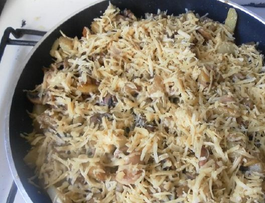 1. Этап. Картошка с курицей и шампиньонами: Тушим все вместе парочку минут. Потом картошку с курицей и шампиньонами посыпаем сыром тертым, выключаем огонь и даем постоять минут 5. Можно подавать. Приятного аппетита!