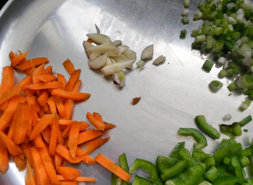 1. Этап. Китайская лапша с курицей: 3. Вымойте и нарежьте тонкими брусочками морковь, а также зеленый перец и небольшими кусочками чеснок.