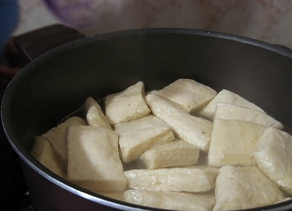 1. Этап. Хинкали на кефире: Отварите бульон, для этого положите в подсоленную воду кусок мяса, я предпочла курицу, немного приправы, варите примерно 1,5-2 часа. После того как бульон будет готов, выловите из него мясо, переложите туда хинкали и варите примерно минут 15-20. Готовые хинкали разложите по тарелкам и подавайте к столу с мясом и соусом. Приятного аппетита!