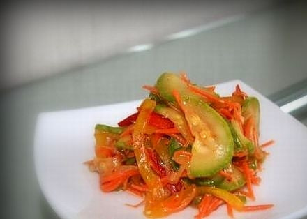 1. Этап. Салат по-корейски из кабачков: Готовый салат перед подачей посыпать поджаренными семенами кунжута. Приятного аппетита!