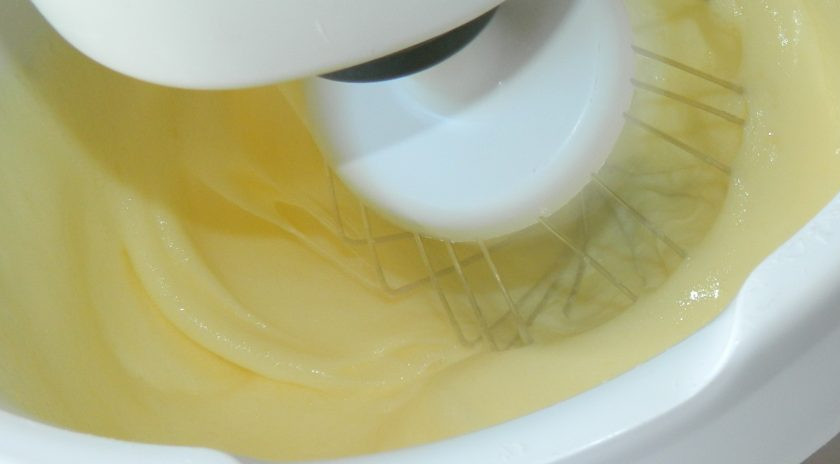 1. Этап. Сдобные ватрушки: Яйцо взбейте с сахаром.