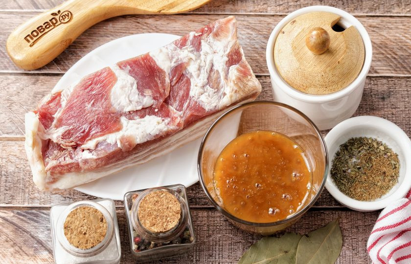 1. Этап. Сало в меду: Подготовьте все ингредиенты по списку. Специи можете взять на вой вкус, у меня — тимьян, базилик и кориандр.