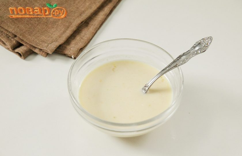 1. Этап. Слоеный салат Новогодний: Взбейте яйцо с солью, сливками и мукой. Сливки заменять не рекомендую, эффект будет уже не тот.