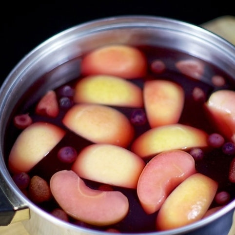 1. Этап. Фруктово-ягодный компот: Фруктово-ягодный компот готов. Можно процедить, а можно подавать вместе с кусочками фруктов и ягод. Подавать можно как в теплом, так и в холодном виде.