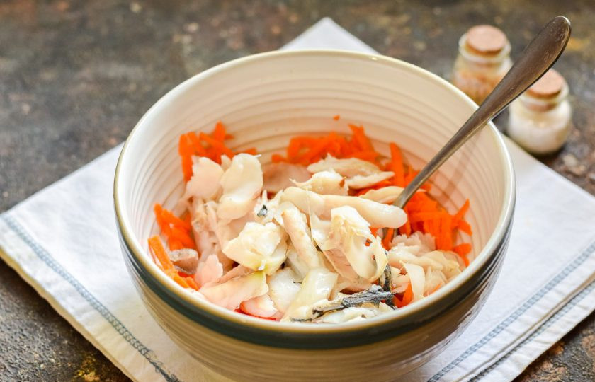 1. Этап. Салат из рыбы с морковью: Переложите морковь и рыбу в глубокую мисочку.