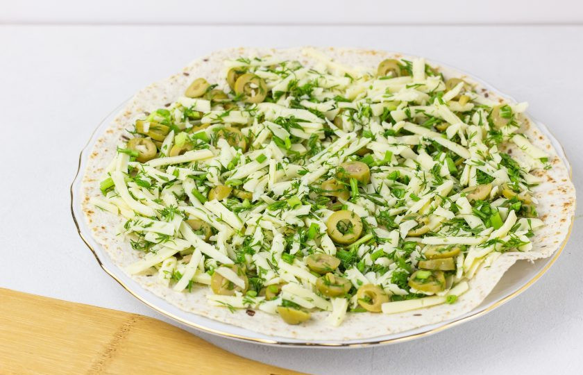 1. Этап. Тортилья с сыром: Выложите начинку на тортилью.