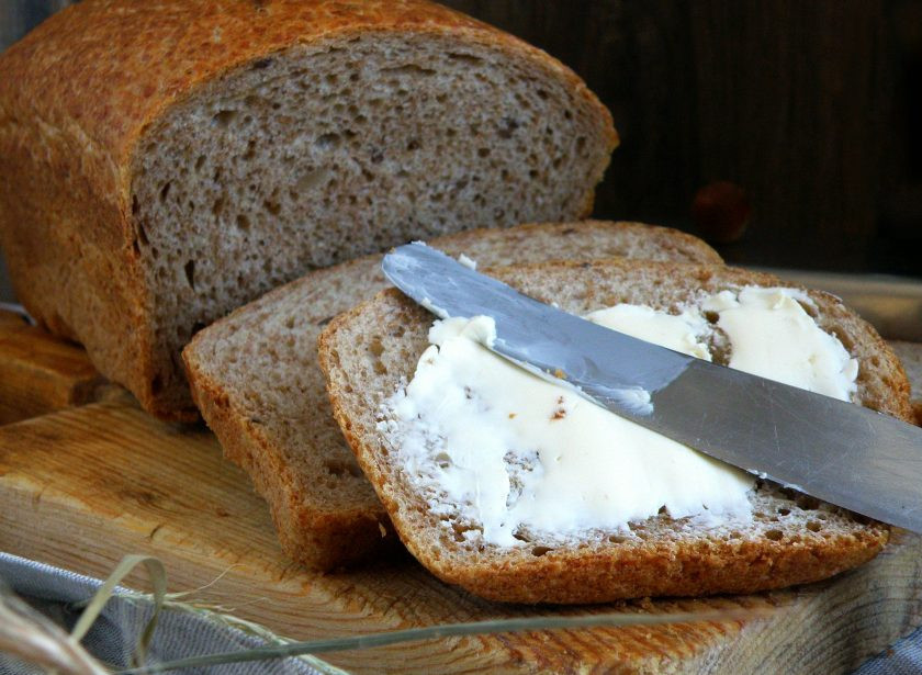 1. Этап. Хлеб серый с отрубями: Очень вкусен этот хлеб со сливочным маслом.