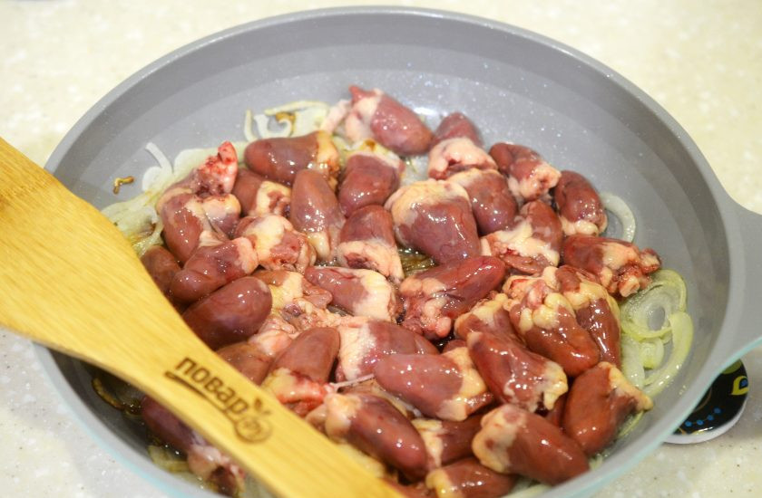 1. Этап. Сердечки в соевом соусе: 4. Добавьте сердечки вместе с маринадом.