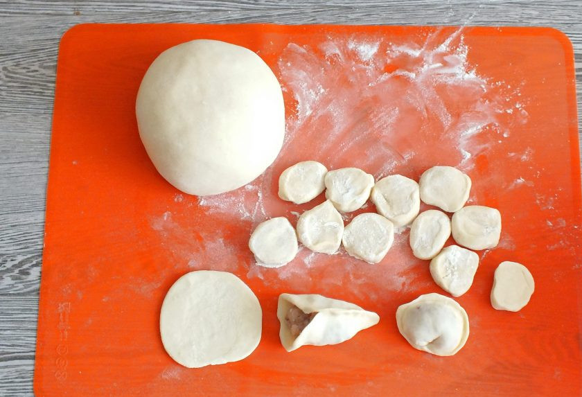 1. Этап. Пельмени из судака: Каждый кусочек раскатайте в круглую лепешку. На середину выложите фарш и придайте форму пельменя. Пельмени с рыбой лучше делать крупного размера.