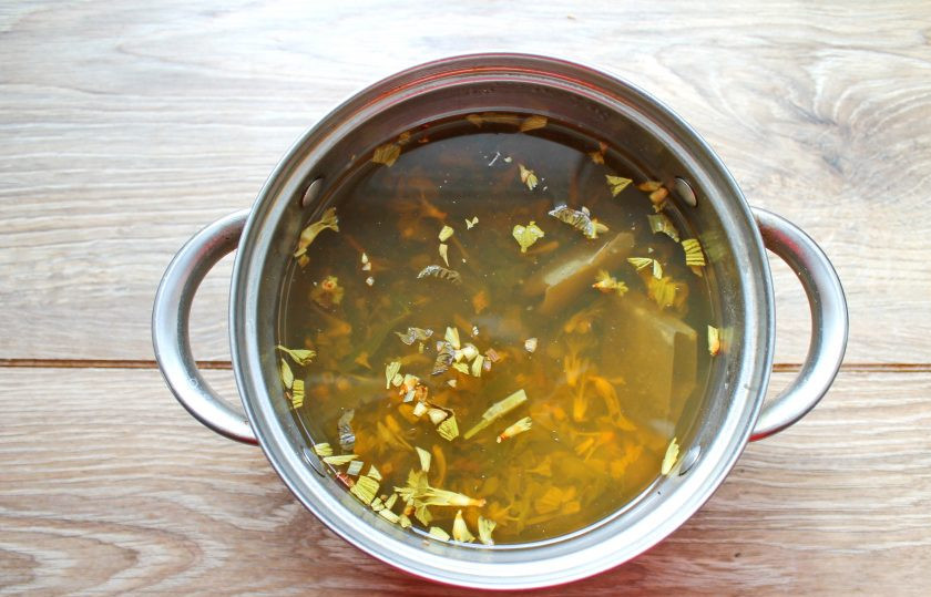 1. Этап. Холодный зеленый чай: Укутайте кастрюлю и оставьте на 15 минут. Затем процедите зеленый чай, охладите и подавайте.