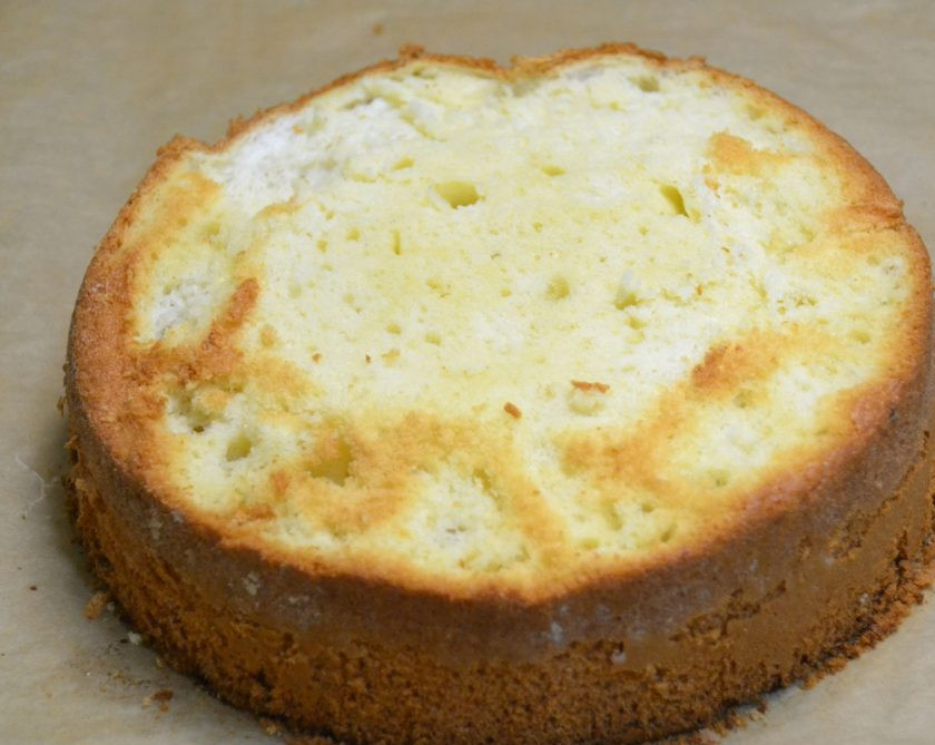 1. Этап. Мандариновый торт на Новый год: Извлеките его из формы, срежьте верхнюю зажаристую часть.