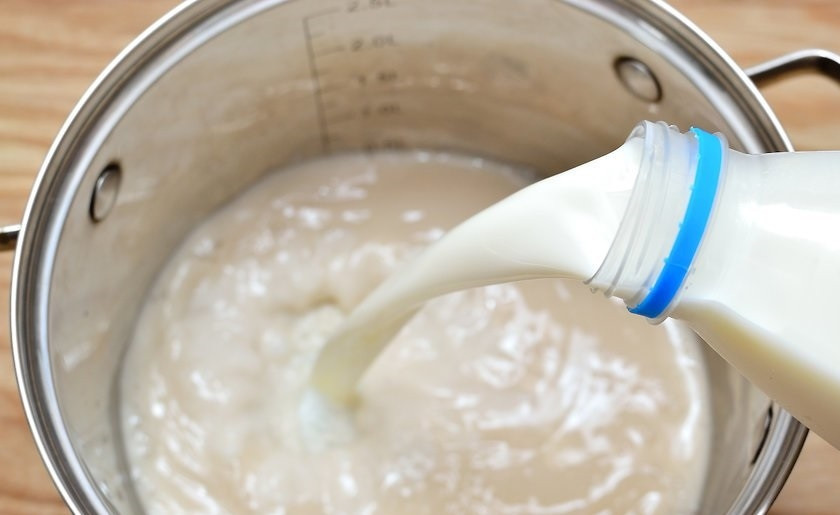 1. Этап. Хрустящий белый хлеб: 4. Растопите масло и добавьте его вместе с молоком, сахаром и солью в дрожжевую смесь.