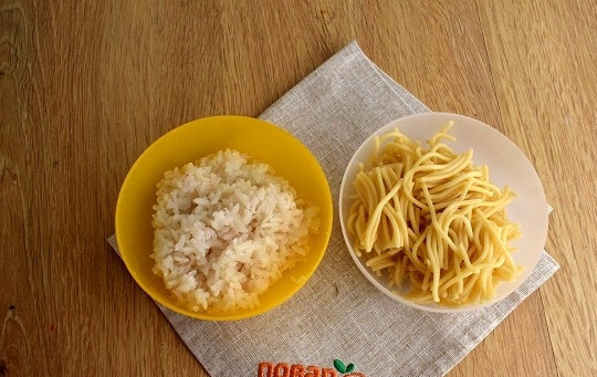 1. Этап. Соба Меши в итальянском стиле: Рис промойте до прозрачности, залейте на 20 минут водой, отварите до готовности, откиньте на сито. Спагетти отварите в кипящей подсоленной воде согласно инструкции на пачке, откиньте на дуршлаг.