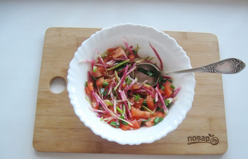 1. Этап. Салат из редьки зеленой: Перемешайте все ингредиенты салата.