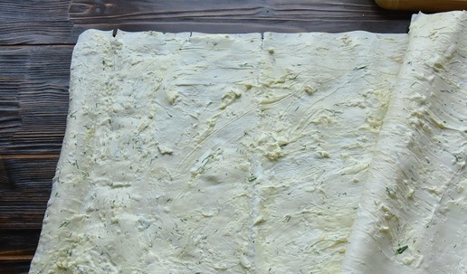 1. Этап. Тунец в лаваше: Наношу соус из майонеза и сливочного творожного сыра на всю поверхность лаваша.