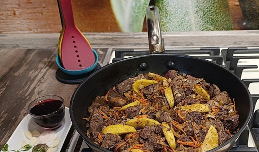 1. Этап. Паштет из печени индейки для пикника: К содержимому сковороды добавить яблоко, порезанное ломтиками (я почистила от шкурки, убрала сердцевину), жарить еще три минуты.