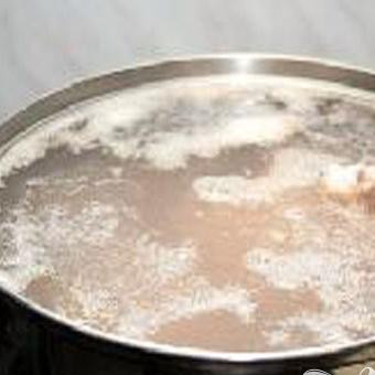 1. Этап. Куриный холодец: 1. В холодной проточной воде промываем курицу, затем снимаем с нее кожицу. В большую кастрюлю кладем курицу, холодной водой ее заливаем (сантиметров на пять курица должна покрыться водой). Кастрюлю ставим на сильный огонь.