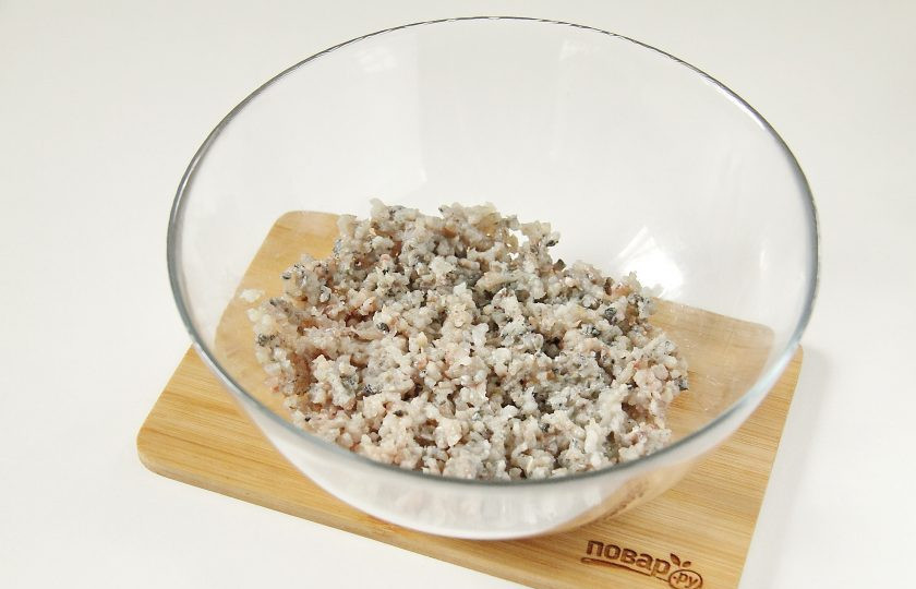 1. Этап. Котлеты из корюшки: Прокрутите рыбу через мясорубку или измельчите в чаше комбайна.