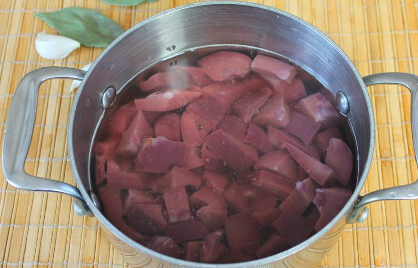 1. Этап. Тушеные свиные почки: Далее, хорошо промываем и высыпаем нарезанные почки в кастрюлю. Заливаем холодной водой и доводим до кипения. Воду с образовавшейся пеной сливаем и промываем почки. Такую процедуру повторяем 3 раза.