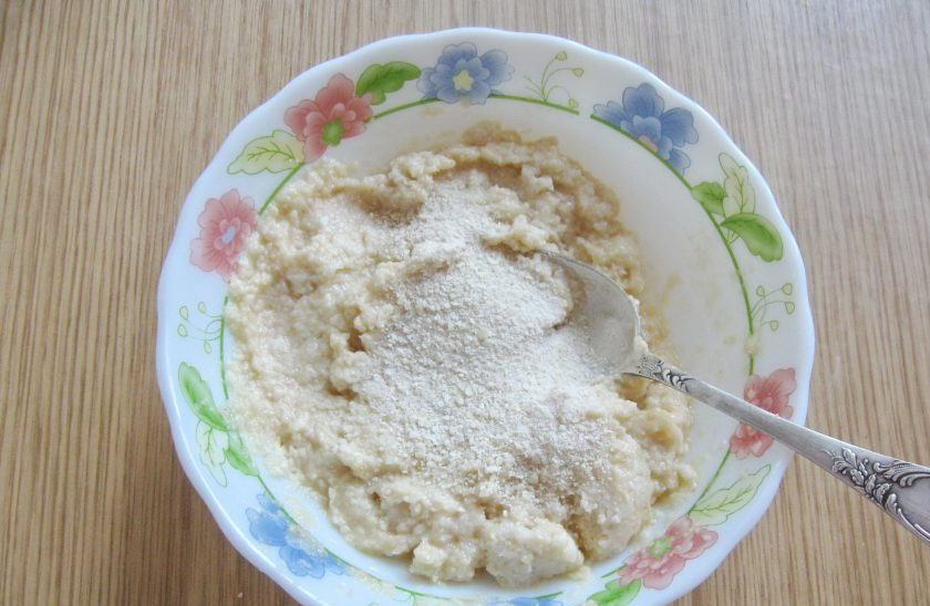 1. Этап. Куриный бульон с галушками из лаваша: Перемешайте. Затем начните частями вводить муку. Нужно добиться такой консистенции, при которой тесто можно будет скатать в шарик.