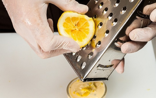 1. Этап. Сырный мусс: 10. Украсьте цедрой лимона и дайте постоять в холодильнике минут 20. Все, мусс можно подавать к столу. Приятного аппетита!