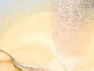 1. Этап. Манник с лесными ягодами: 3. Тонкой струйкой добавить манку, продолжая перемешивать. Перемешать всю смесь до однородной консистенции.