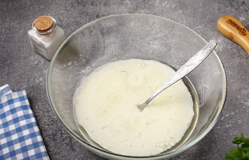 1. Этап. Дрожжевое тесто с содой: Соедините тёплое молоко, кефир и масло.