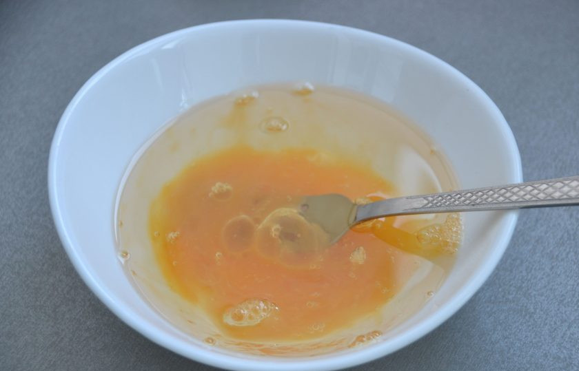 1. Этап. Чебуреки из говядины: Взбейте яйцо с солью, добавьте 100 грамм растительного масла, смешайте, отставьте в сторону.