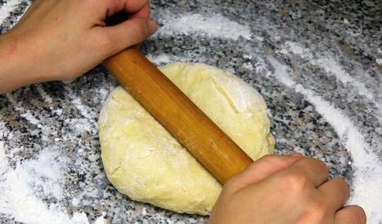 1. Этап. Равиоли с брокколи: 6. Сделайте небольшое углубление в центре, вбейте туда яйца. Теперь замесите тесто.