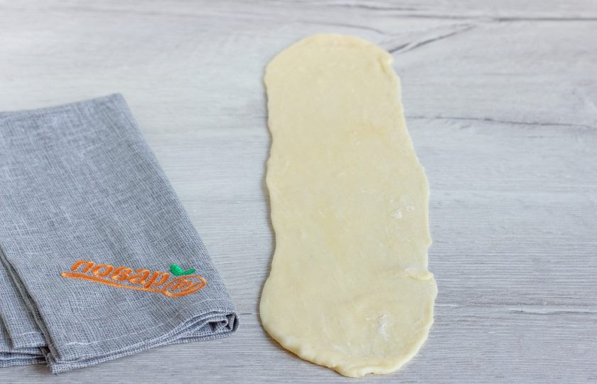 1. Этап. Гуль-ханум с тыквой и курицей: От теста оторвите кусочек размером с грецкий орех, сформируйте колбаску и раскатайте в прямоугольник.