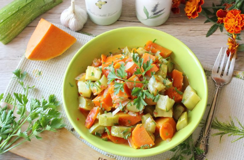 1. Этап. Овощное рагу с тыквой и кабачками: Переложите рагу в тарелку, оформите по своему усмотрению и подавайте горячим к столу.