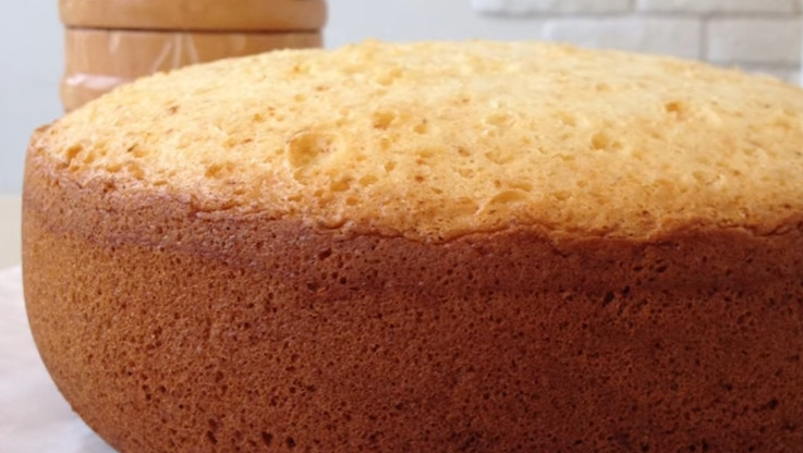 1. Этап. Пышный бисквит на меду: 8. Готовьте в режиме «Выпечка» 50 минут (или сколько указано по инструкции).