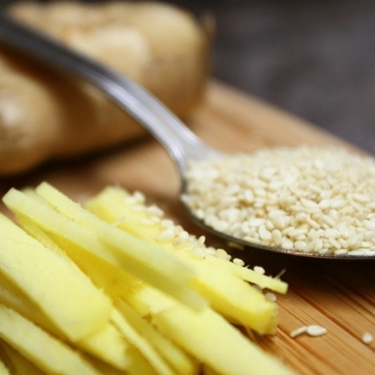 1. Этап. Лосось с имбирем: Имбирь очистите и нарежьте на крупные брусочки.